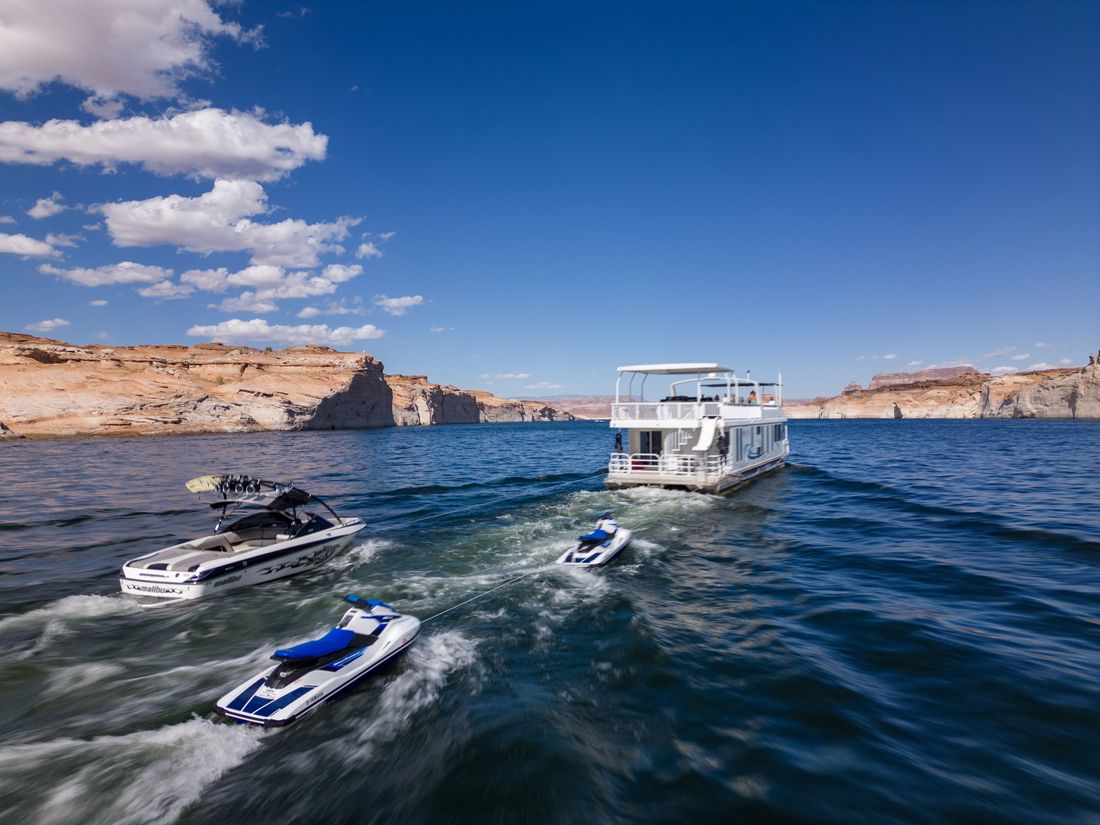 Boats carving across Lake Powell