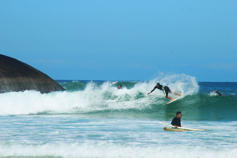 surfista na praia do arpoador