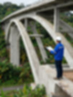 Ingeniero en fiscalización de obras Costa Rica ante puente.