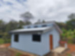 Construcción y remodelación de casa pequeña con techo inclinado