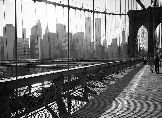 Ponte di Brooklyn a New York con le Twin Towers nello sfondo