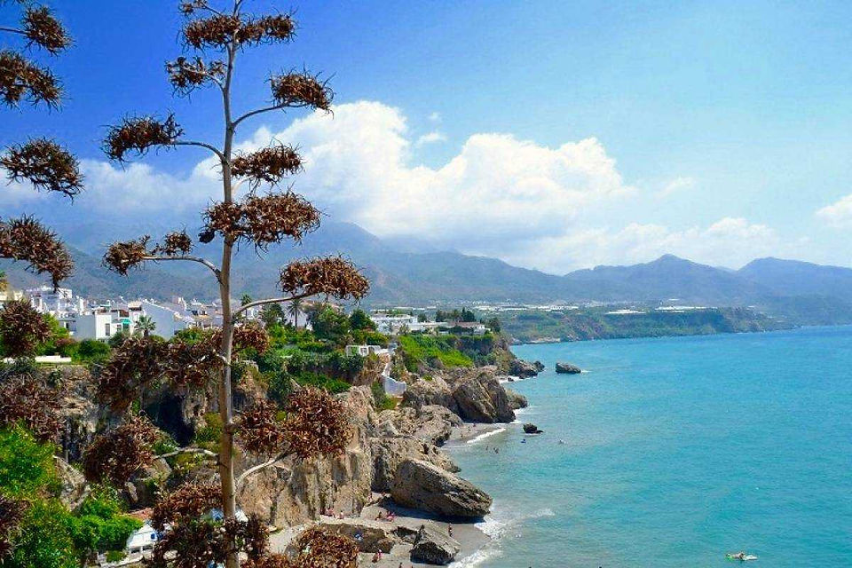 Discover Nerja, a charming city on the southern coast of Spain. From its beautiful beaches and historic old town to the famous Nerja Caves, immerse yourself in its cultural richness. Plan your trip today!