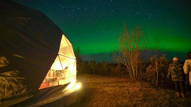 Lapland in autumn is a photographer's paradise, with vibrant colors painting the landscape and the return of stunning sunrises and sunsets. Experience Ruska season, characterized by the breathtaking transformation of leaves and the emergence of the Northern lights. Enjoy outdoor activities like hiking amidst picturesque views near rivers and lakes. Join us for an unforgettable photography tour amidst the enchanting landscapes of Lapland.