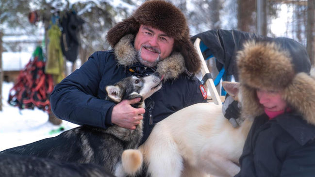 Unleash the adventurer in you with our exhilarating self-guided husky safari in Levi, Lapland. At Scandinavian Travel Group, we offer an unforgettable experience that allows you to lead your husky team through the enchanting winter landscapes of Lapland. Husky Safari Self-Guided 5 km in Levi. Husky Adventure with Scandinavian Travel Group.