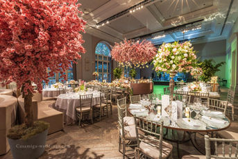 Luxury wedding design with pastel flower arrangements in Barcelona – Casamiga destination weddings