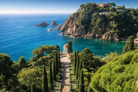 Wedding portrait with Mediterranean sea horizon at Jardines Marimurtra botanical garden, Blanes, Costa Brava