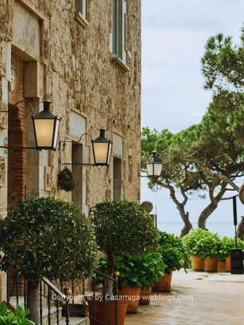 ¿Ya has reservado el lugar o el paquete? Casamiga Wedding Planner Barcelona revisa los contratos, los proveedores y los costes ocultos para que tu boda en España sea totalmente transparente.