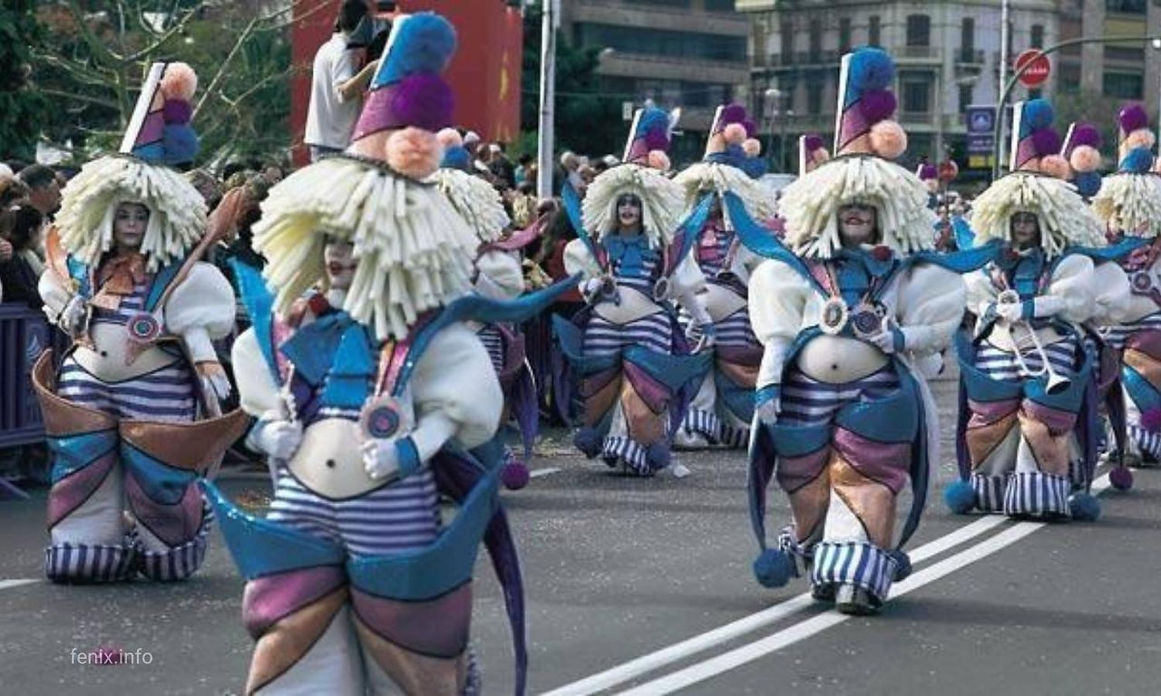  Explore the vibrant world of Spanish carnivals! Learn about the schedule and traditions of these lively events, from the Thursday of Lardero to Ash Wednesday. Immerse yourself in the colorful celebrations and join the millions of tourists flocking to the Canary Islands for one of the world's most spectacular carnivals. Don't miss out on this cultural extravaganza! #Spain #Carnival #Traditions #Travel