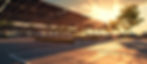 Solarcarport im Licht des Sonnenaufgangs.