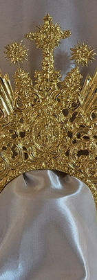 Obra elaborada a mano, en bronce bañado en oro, diseño colonial.