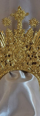 Obra elaborada a mano, en bronce bañado en oro, diseño colonial.