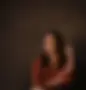 Ana Laura Candela, terapeuta especialista em autismo, sorrindo em ambiente acolhedor.