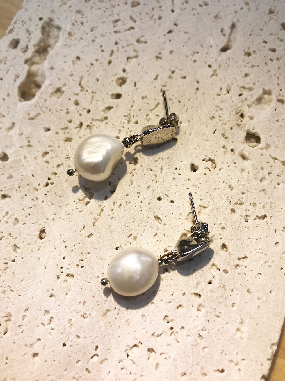 Thumbnail: Bean Pearl Earrings Silver