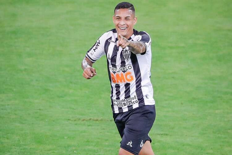 Guilherme Arana com a camisa do galo. (Foto: Atletico)