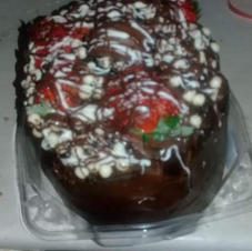 Torta de travessa de morango com chocolate