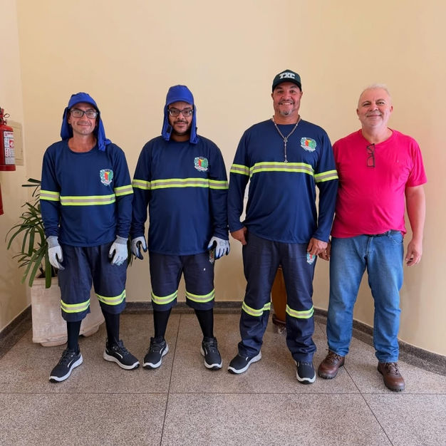O Governo Municipal de Queiroz, por meio do Setor de Segurança do Trabalho, realizou hoje a entrega de kits de EPIs aos coletores municipais, reforçando o compromisso com a segurança, saúde e valorização desses profissionais que desempenham um trabalho essencial para a nossa cidade.

Os kits entregues são compostos por:
✔️ Boné tipo árabe
✔️ Luva anticorte
✔️ Camiseta com proteção UV
✔️ Calça
✔️ Short
✔️ 1 par de tênis confortável e adequado para a atividade, com certificação
✔️ Meia de cano longo

A iniciativa garante mais proteção no dia a dia de trabalho, oferecendo condições adequadas para que os coletores exerçam suas funções com mais segurança e conforto.