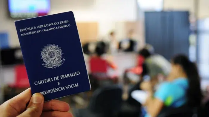 carteira-trabalho-pedro-ventura-agencia-brasil-700x392-1.webp