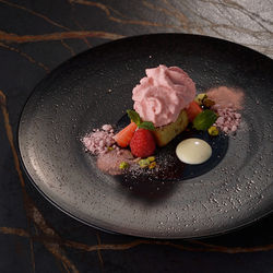 Strawberry-mousse-and-pistachio-cake_1000