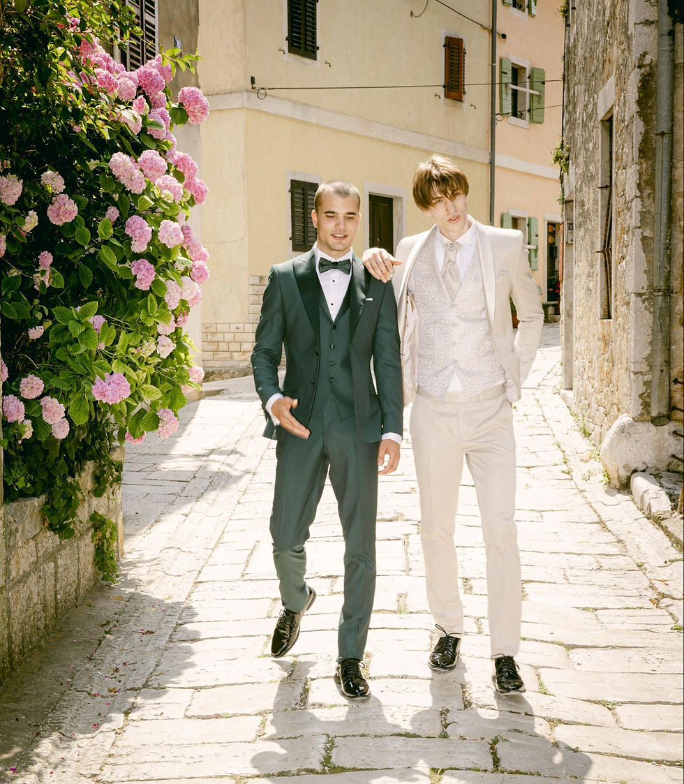 Mladoženja u bež odijelu i kum u zelenoj kombinaciji, idealno za proljetna i ljetna vjenčanja na otvorenom.