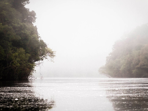 Amanhecer em rio Amazônico. O nome do rio está oculto para proteger a comunidade local.