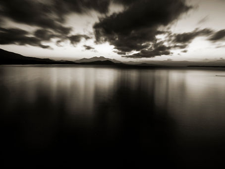 Nuvens correndo sobre o mar