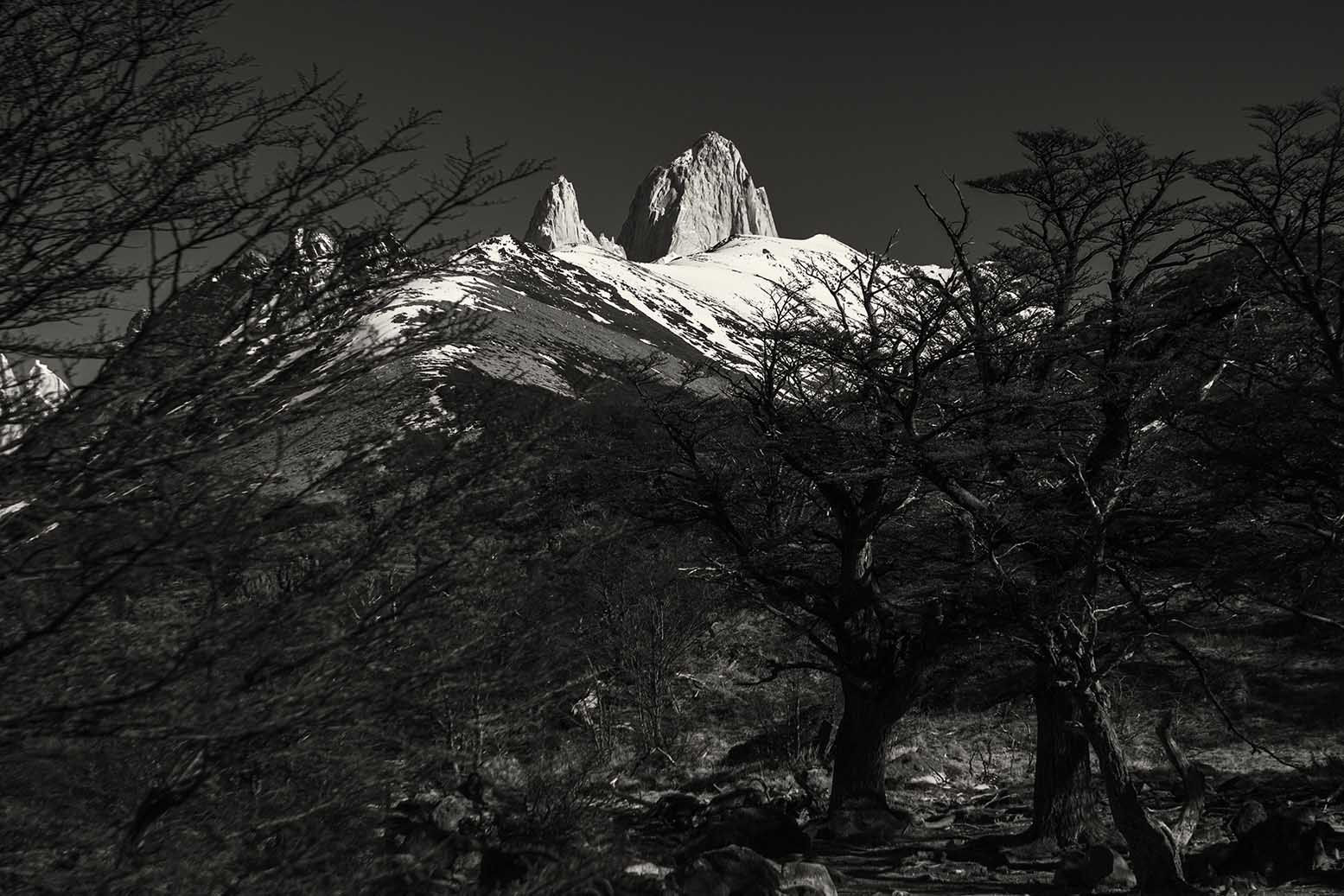fotografa preto e branco do monte Fitz Roy na Paagônia