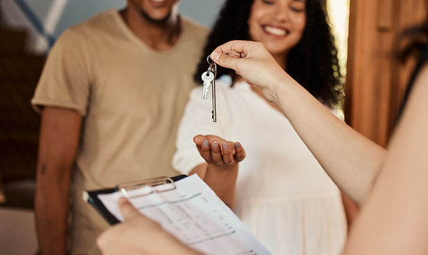 realtor-keys-couple home buying