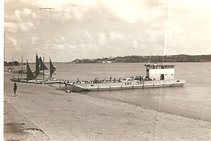 FOTO — Vista panorâmica das balsas e margens do Rio São Francisco — Acervo: Nilo Pinheiro