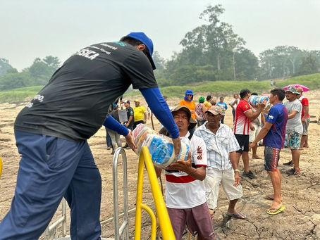 Prefeitura de Manaus leva ajuda humanitária a 120 famílias ribeirinhas com acesso exclusivo por via