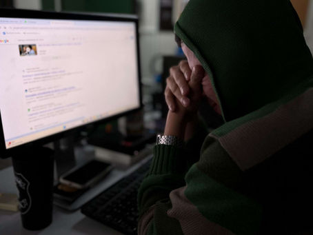 Polícia Civil esclarece como ocorrem os crimes de bullying e cyberbullying, fornecendo orientações sobre como proceder para realizar denúncia