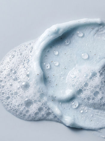 Texture de mousse nettoyante légère et aérée.