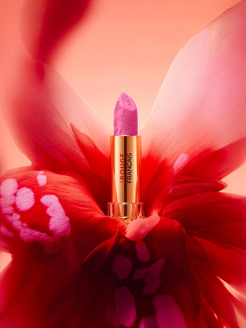 Rouge à lèvres rose avec texte et fleur rouge en arrière-plan IA.