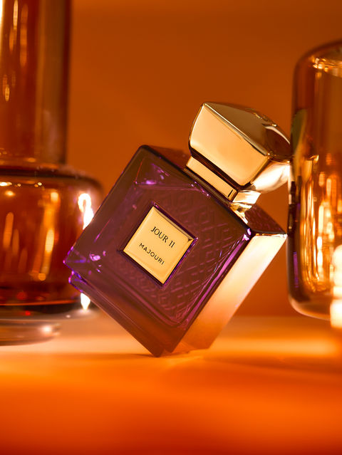 parfum violet avec capuchon doré, ambiance chaude et mystérieuse, 