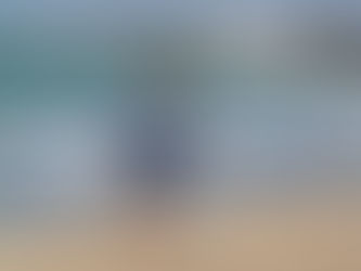 Ein kleiner Junge, der am Strand von Sizilien spazieren geht