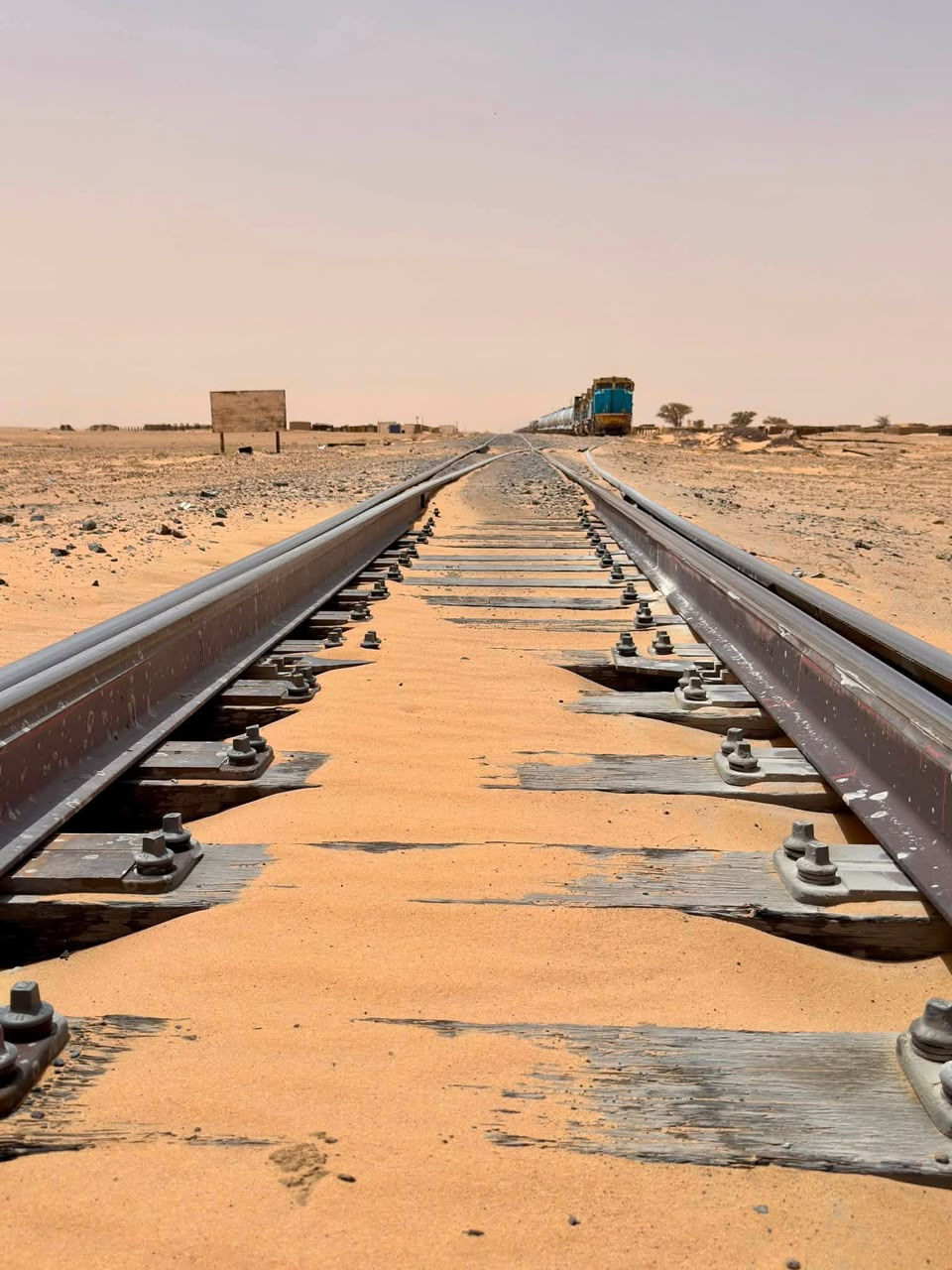 Voie ferrée du train du désert à moitié ensablée, raid moto off-road L'Œil du Sahara Mauritanie