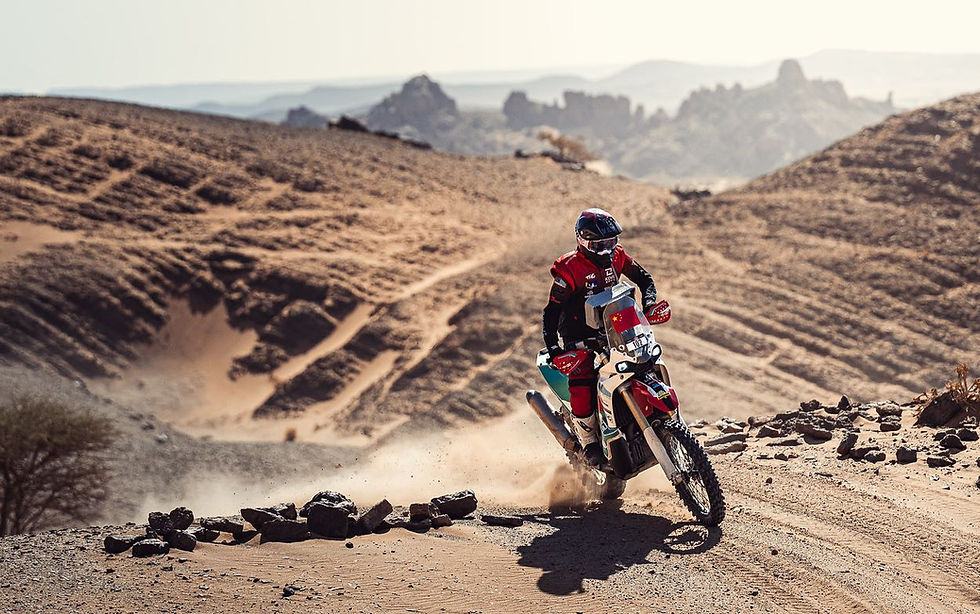Kove 450 Rally en pleine piste dans le désert, la moto des raids Soultracks Expédition