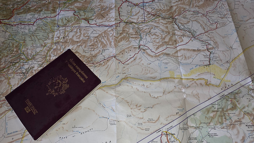 Inscription raid moto Soultracks Expédition, passeport posé sur une carte du désert