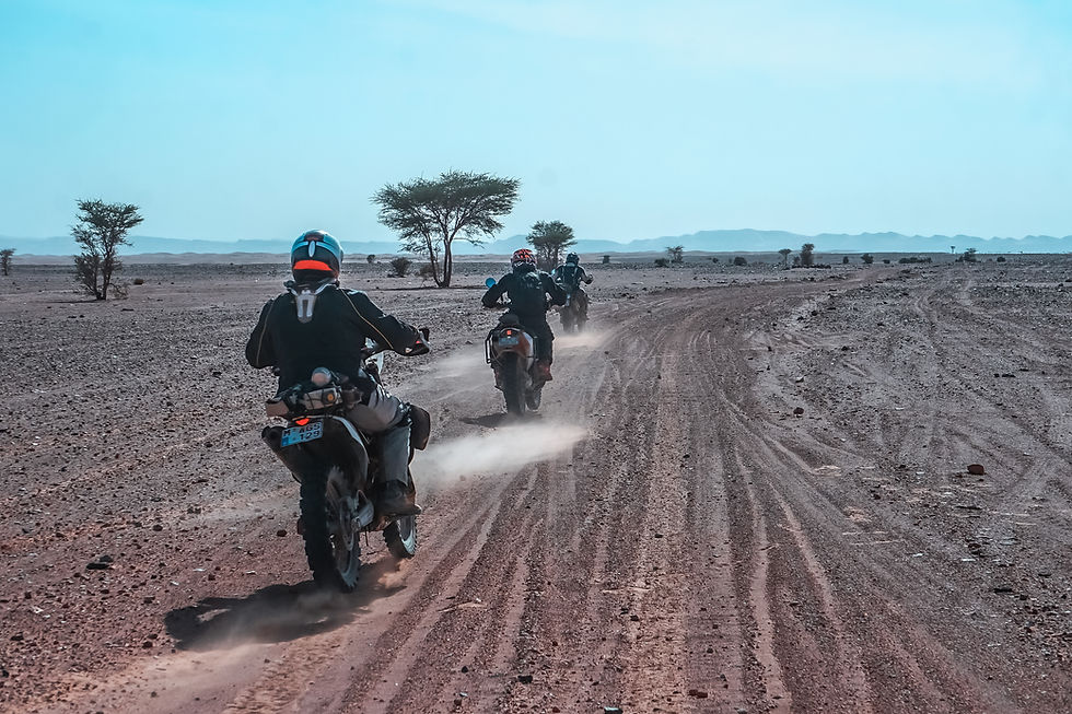 Deux pilotes sur une piste de terre rouge, raid moto Orthez-Dakar, Soultracks Expédition