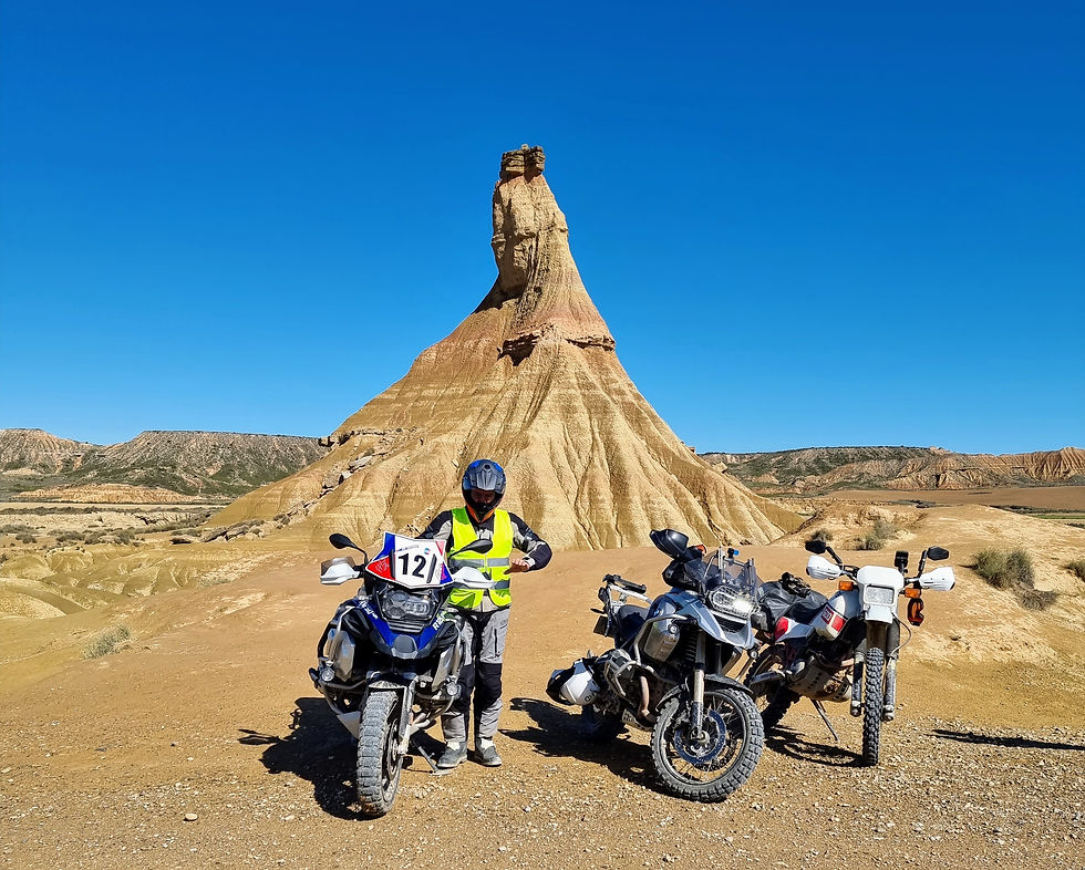 Pilotes en raid moto devant Castildetierra, dans les Bardenas Reales en Espagne, Soultracks Expédition