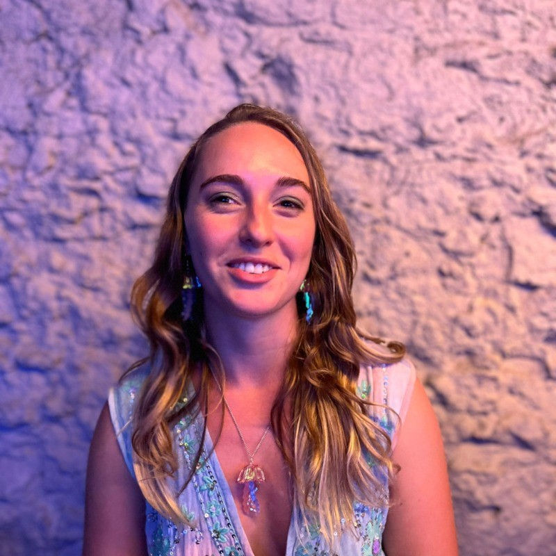 carolyn mcmurray headshot gen-z copywriter and gen-z speaker