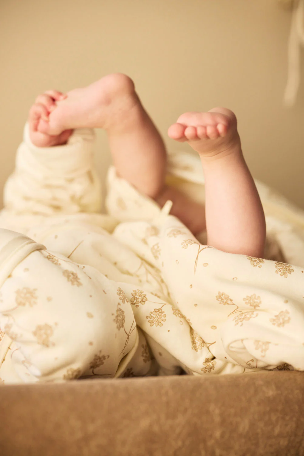 μωρό που αλλάζει πάνα ενώ φοράει τον υπνόσακο του