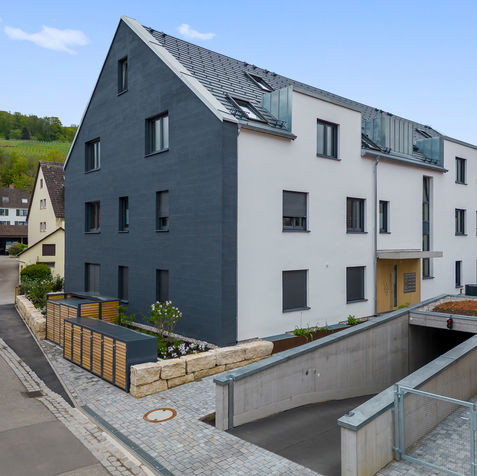 Immobilien Drohnenaufnahme einer luxuriösen Wohnanlage aus der Vogelperspektive