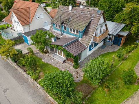 Immobilien Drohnenaufnahme einer Wohnanlage aus der Vogelperspektive