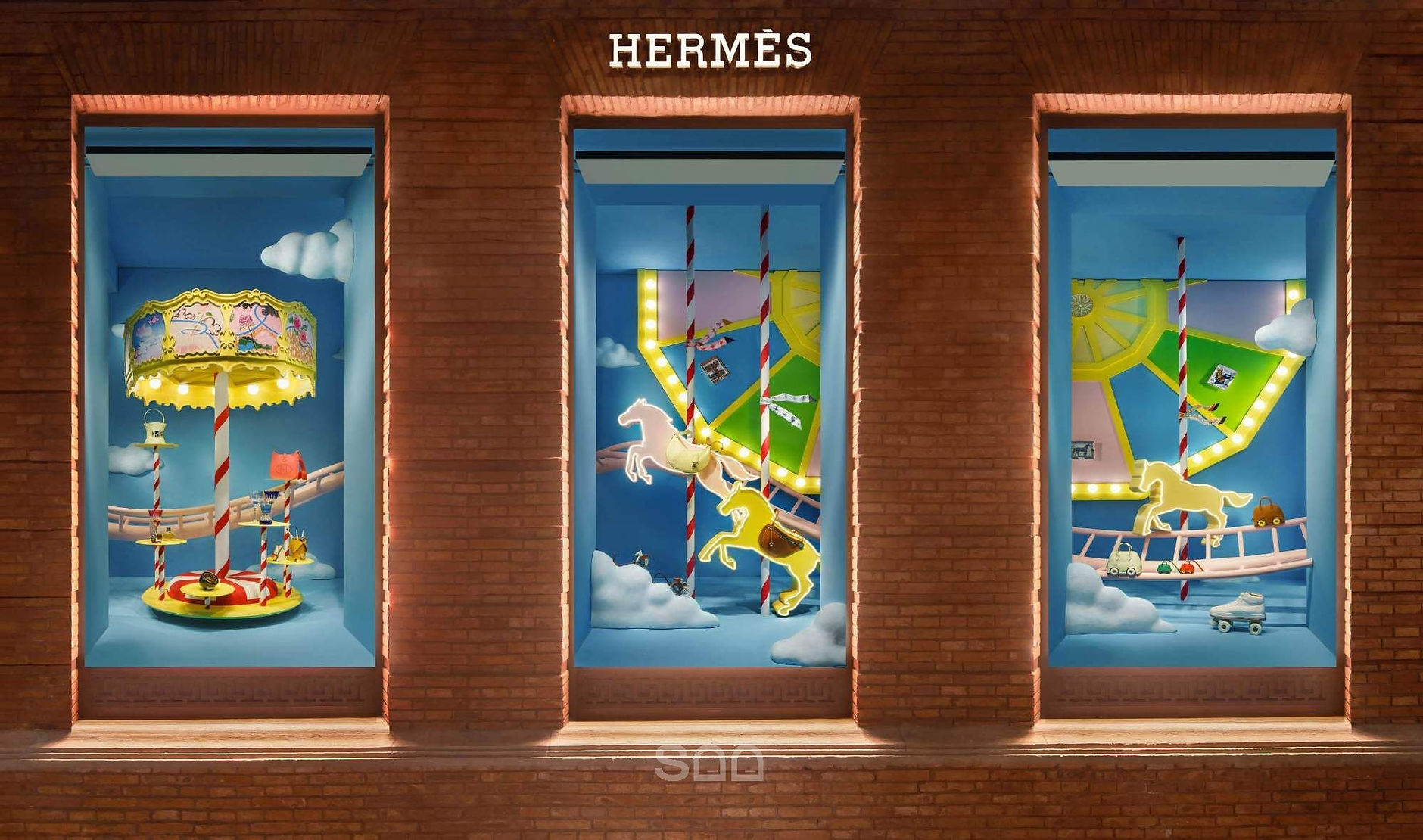 海風をまとって、街を歩く【HERMES】 Hermès 'Riding Through a Dream' Window Installation, Maison
