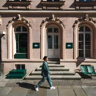 Le Café Lacoste, Neue Schönhauser Strasse 8 Berlin.