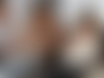 Um garoto com rosto contrariado e os pais olhando para ele tentando conversar.