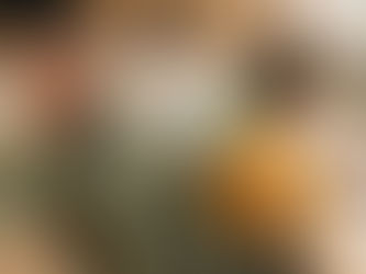 pai-cansado-com-filhos-ao-fundo