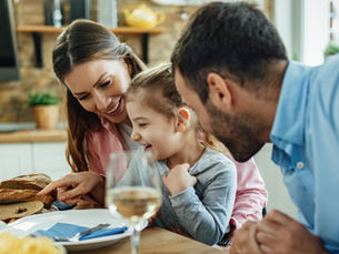 pai-e-mãe-comendo-na-mesa-com-a-filha