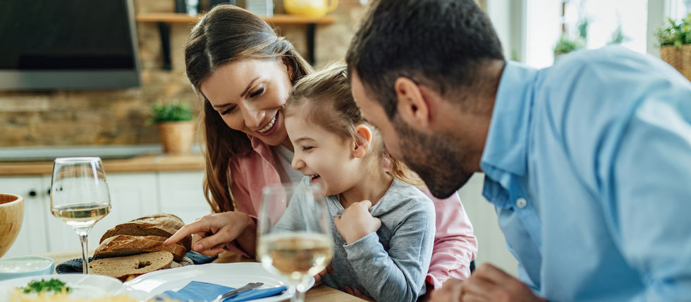 pai-e-mãe-comendo-na-mesa-com-a-filha
