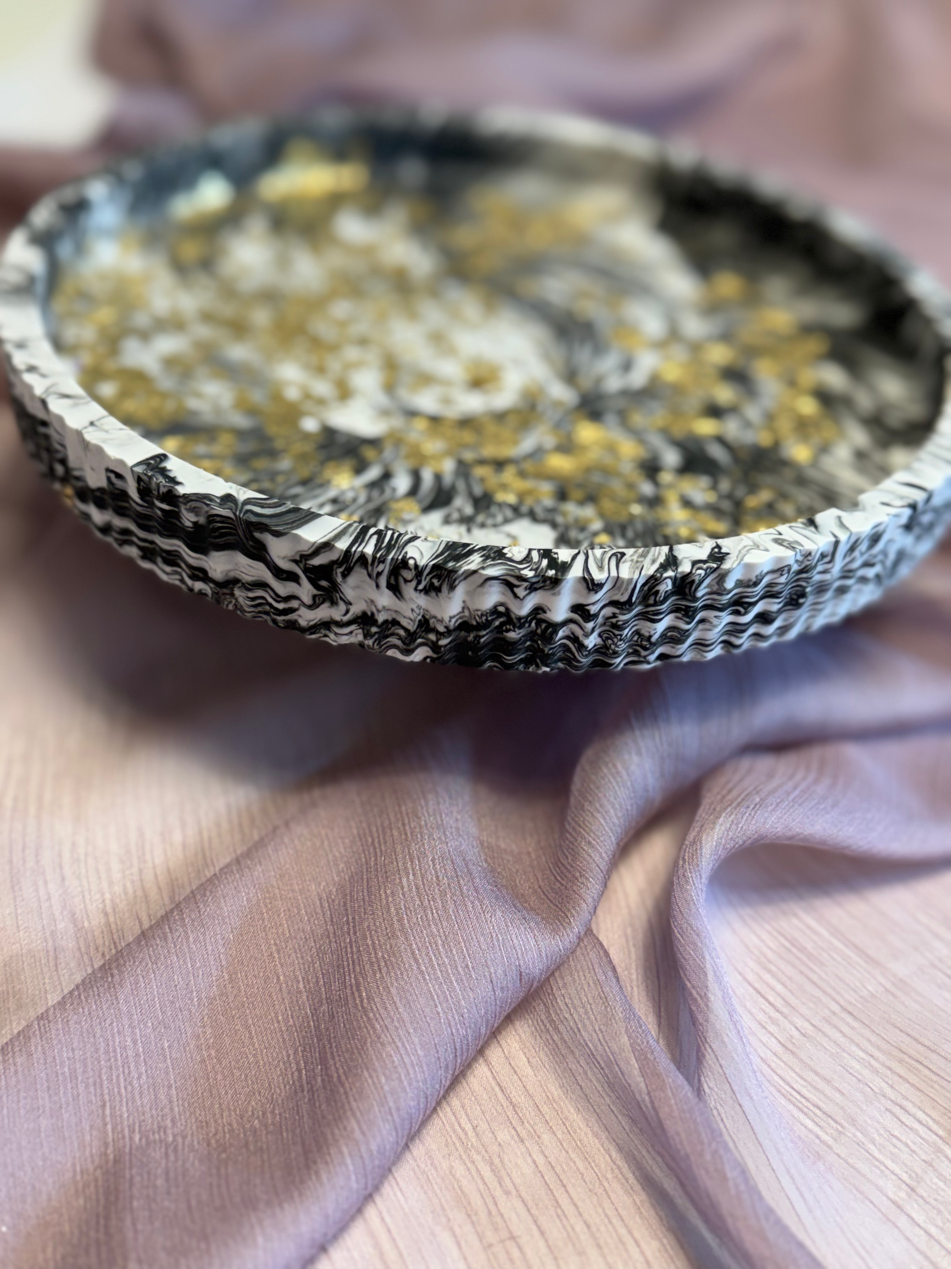 Platte ins schwarz/weiss/gold